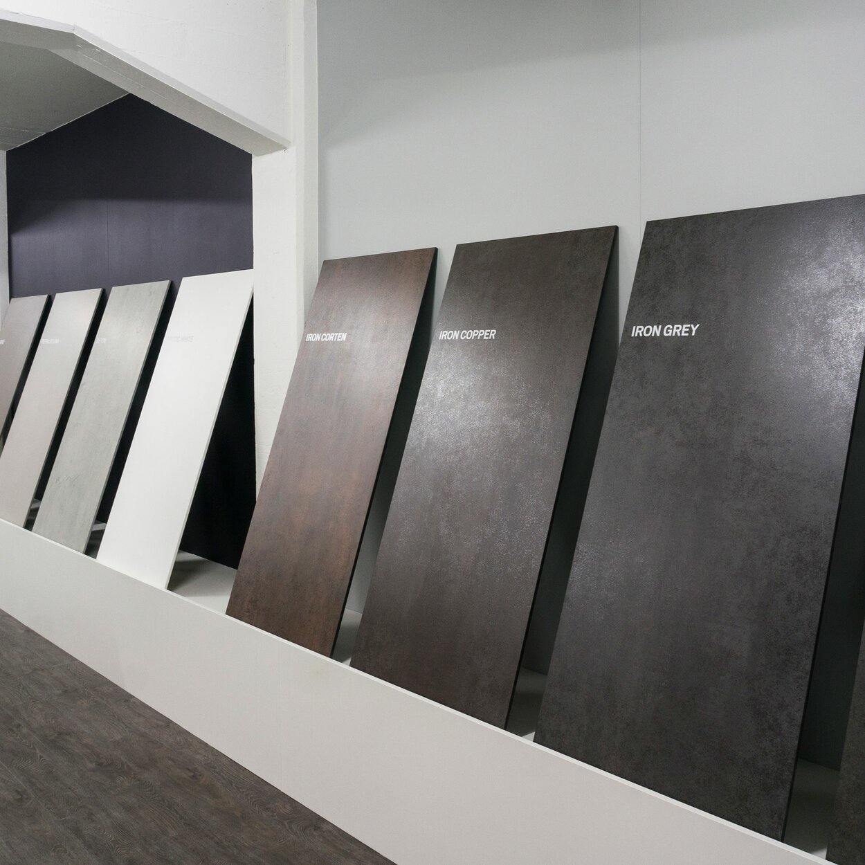 FINEHARD Showroom in Bütschwil mit grossflächigen Keramik- und Quarzstein-Oberflächen.